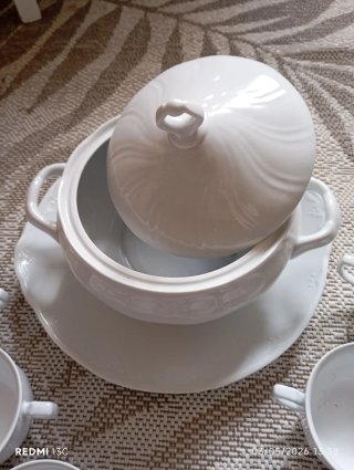 Sopera, tazas y bandeja de porcelana