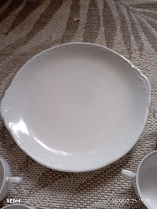 Sopera, tazas y bandeja de porcelana