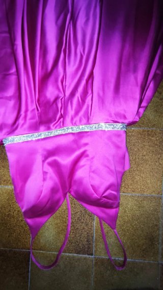 Vestido largo fucsia pedrería. Hecho por modista