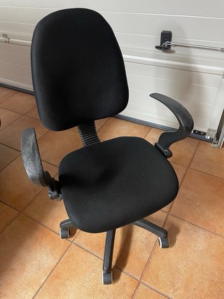 Silla de oficina negra con ruedas
