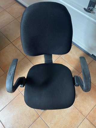 Silla de oficina negra con ruedas