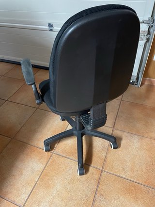 Silla de oficina negra con ruedas