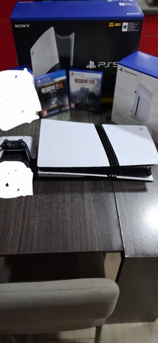 PS5 Pro con lettore + 2 giochi e 2 controller