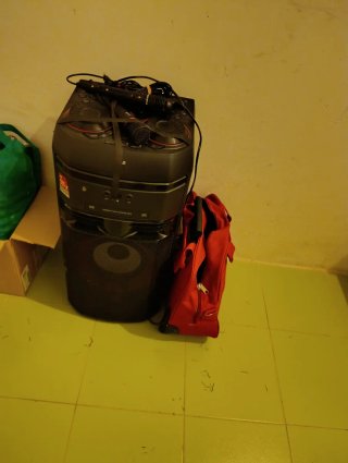 Altavoz Negro y Rojo con Micrófonos Bluetooth