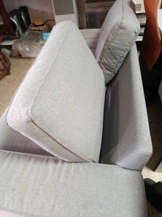 Sofá gris de tela con corazón rojo