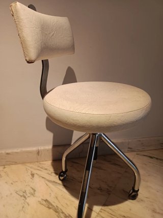Taburete clínica antiguo