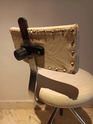 Taburete clínica antiguo