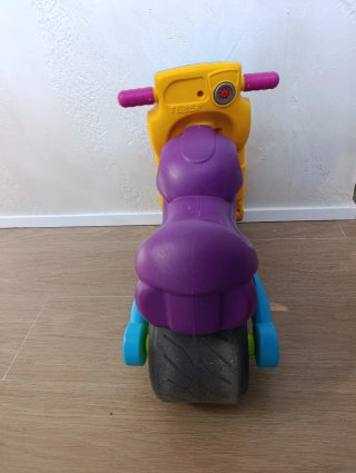 Moto infantil morada y amarilla