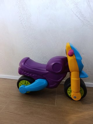 Moto infantil morada y amarilla