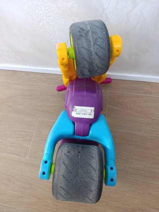 Moto infantil morada y amarilla