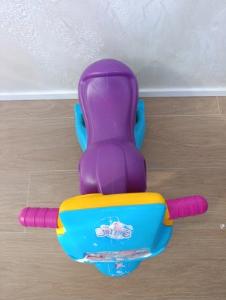 Moto infantil morada y amarilla