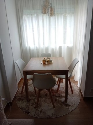 Mesa de comedor extensible + 4 sillas