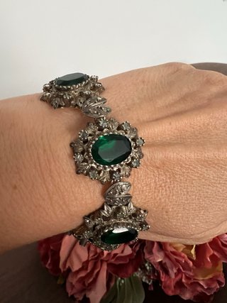 Pulsera antigua con piedras verdes