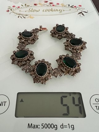 Pulsera antigua con piedras verdes