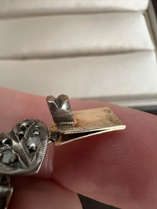 Pulsera antigua con piedras verdes