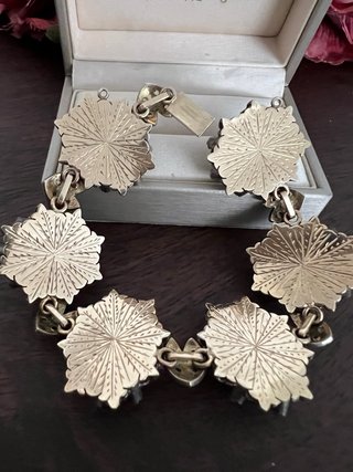 Pulsera antigua con piedras verdes