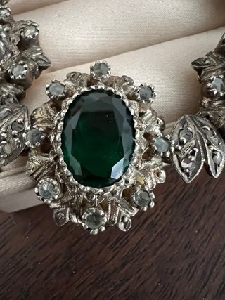 Pulsera antigua con piedras verdes