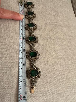Pulsera antigua con piedras verdes
