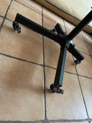 Soporte TV Metálico Negro con Ruedas