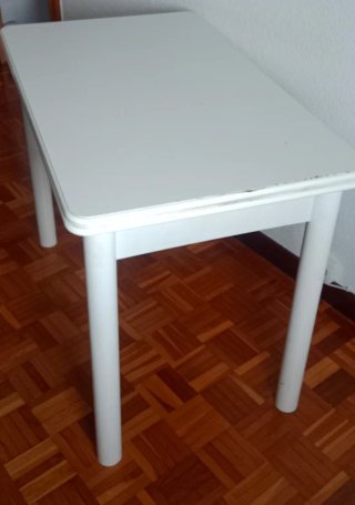 Mesa de cocina blanca de madera