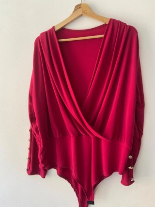 Blusa fucsia cruzada botones dorados