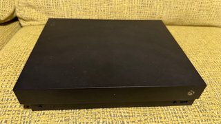 Xbox One X con 3 mandos y 8 juegos