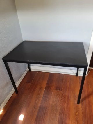 Escritorio Ikea Tarento Negro con silla gamer.