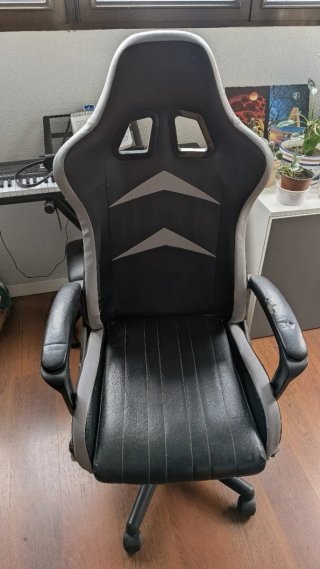 Escritorio Ikea Tarento Negro con silla gamer.