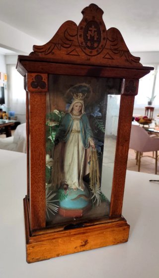 Capilla domiciliaria Virgen Milagrosa madera