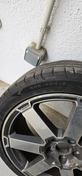 4 llantas de aluminio.