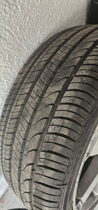 4 llantas de aluminio.