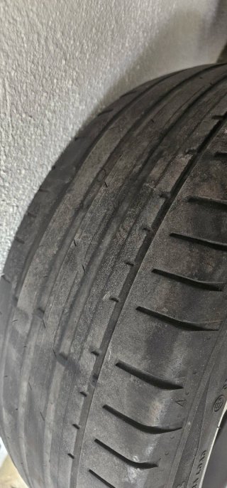 4 llantas de aluminio.