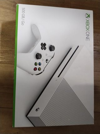 Xbox One S 500GB + 2 mandos + Caja