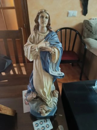 Figura Virgen María con ángeles