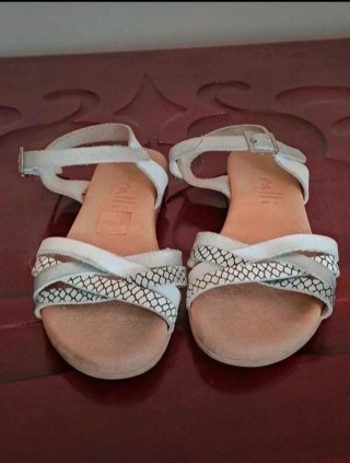 Sandalias piel niña talla 30. Marca Karralli