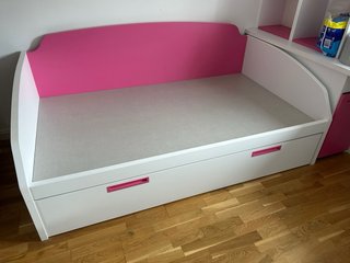 Cama nido blanca y rosa.