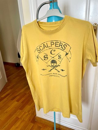 Camiseta Scalpers Amarilla Logo Calavera