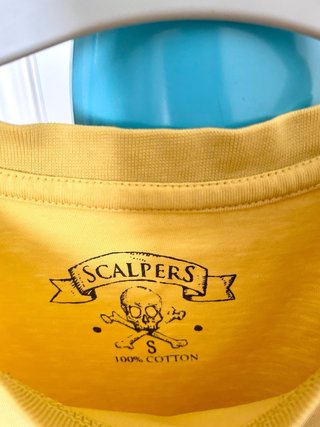 Camiseta Scalpers Amarilla Logo Calavera