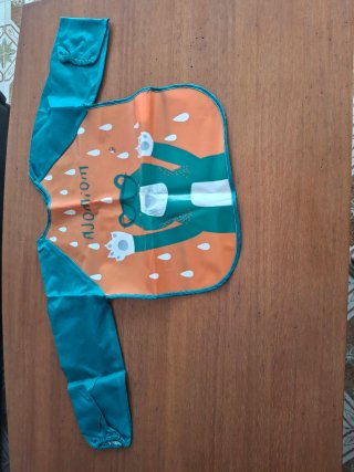 Babero impermeable con mangas