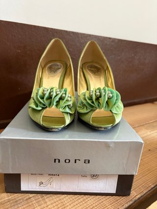 Tacones Nora Verdes con Adorno Floral