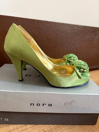Tacones Nora Verdes con Adorno Floral