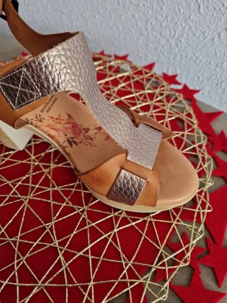 Sandalias de piel doradas con plantilla gel
