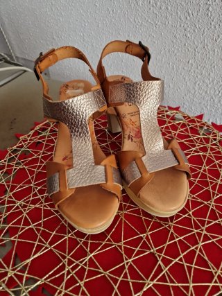 Sandalias de piel doradas con plantilla gel