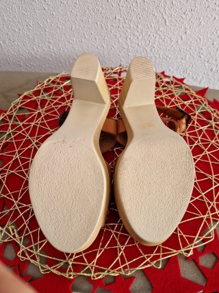 Sandalias de piel doradas con plantilla gel
