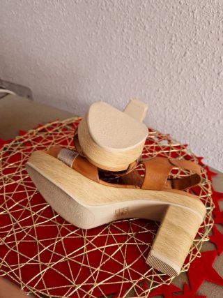 Sandalias de piel doradas con plantilla gel