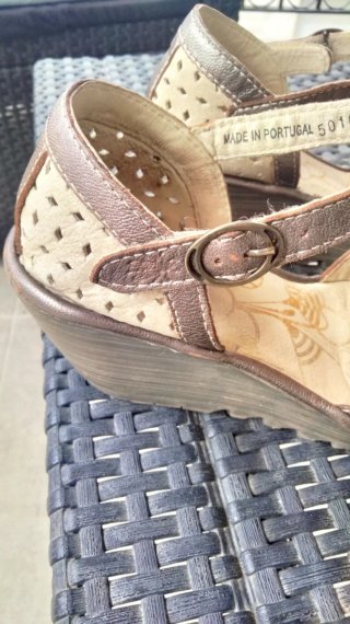 Zapatos Beige y Dorados con Tira