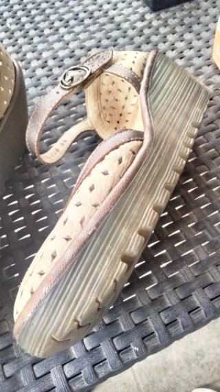 Zapatos Beige y Dorados con Tira