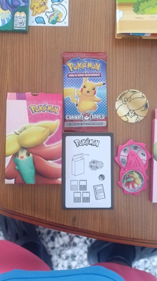 Cajas y cartas Pokémon