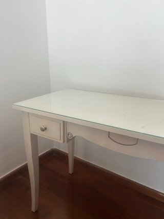 Escritorio blanco madera con cristal