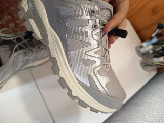 Zapatillas de montaña plateadas